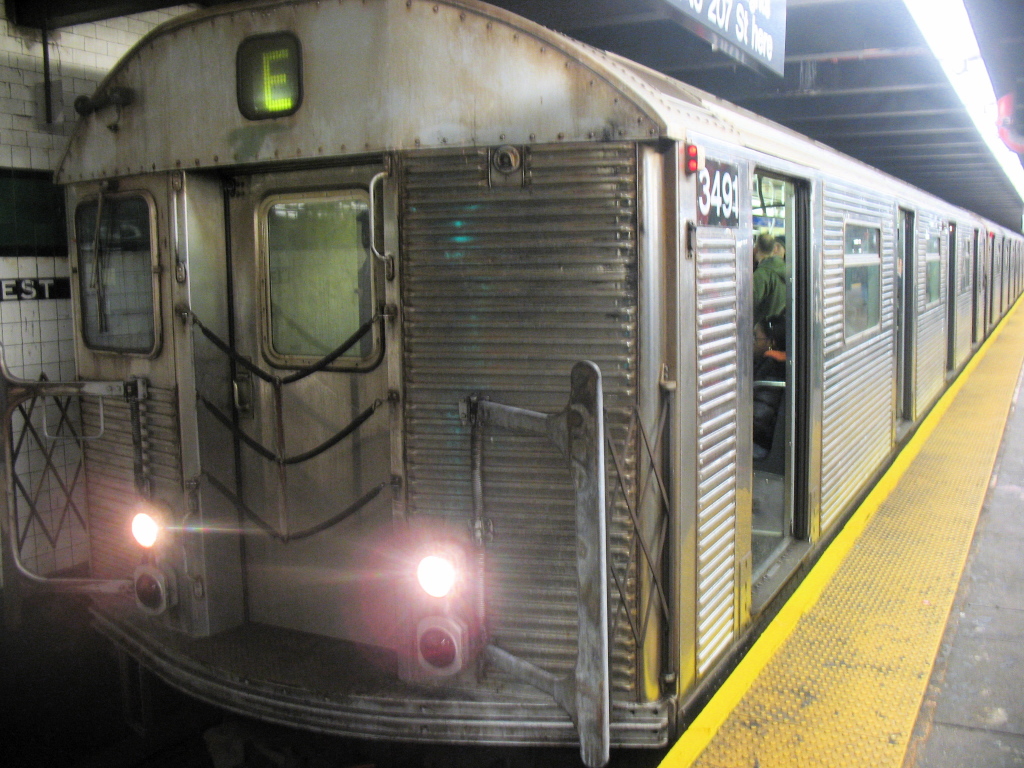 R32_Subway_on_New_York_E_Line